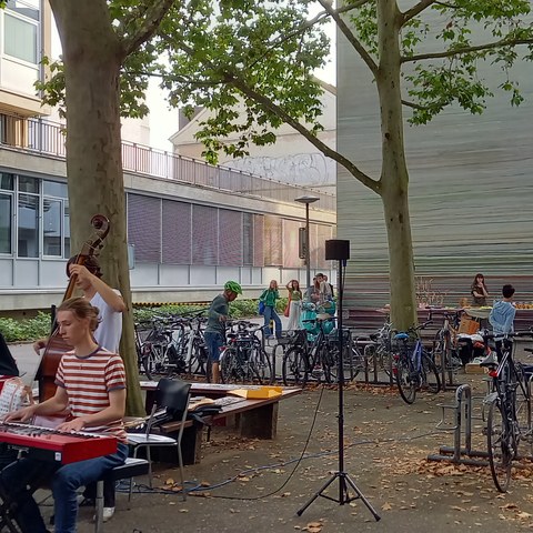 Gym Leonhard Majolika_LeoBand. Vergrösserte Ansicht