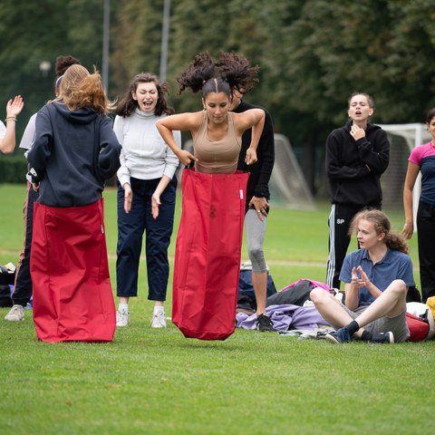 Sackhüpfen_Sporttag_2021. Vergrösserte Ansicht